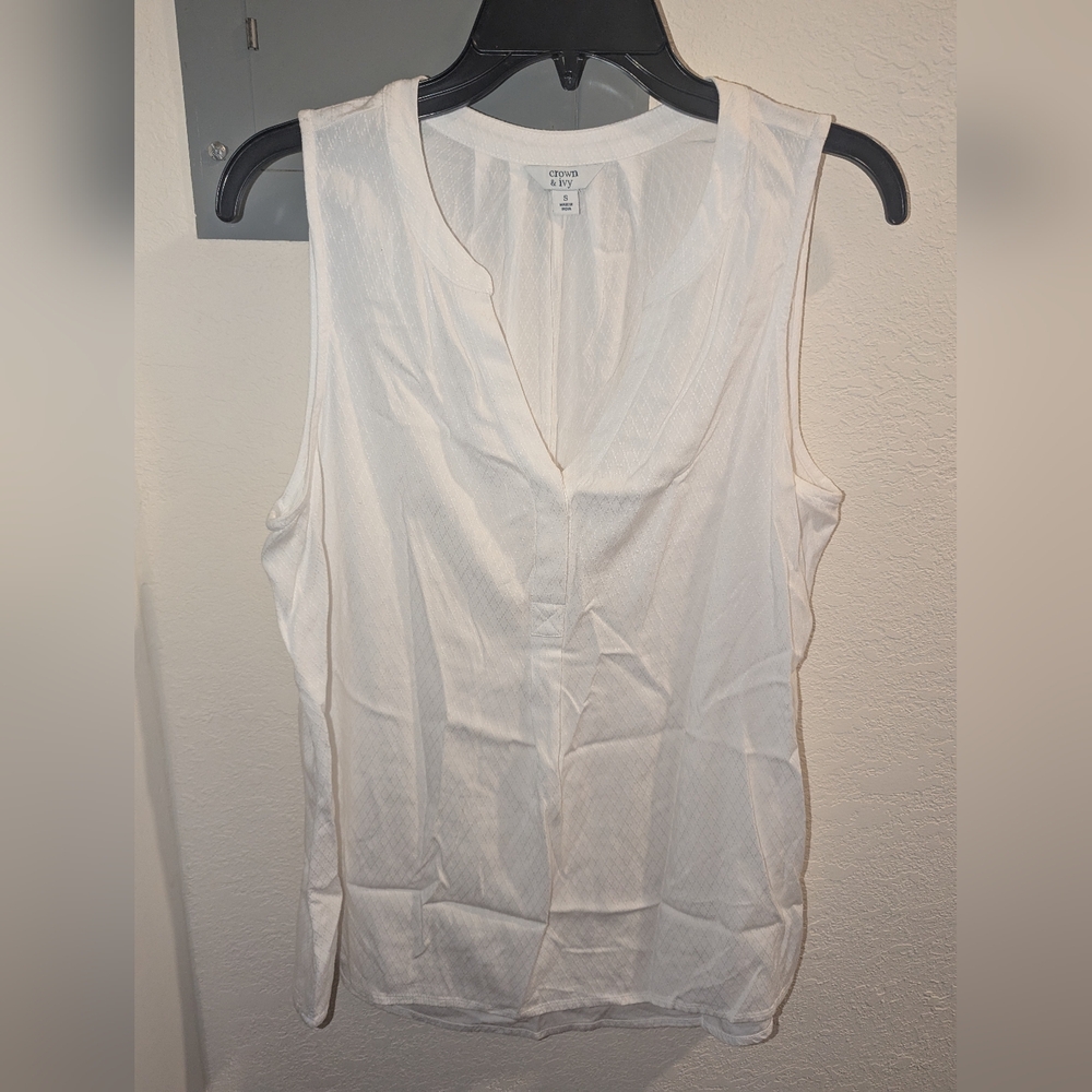 Crown & Ivy White Sleeveless Buttoned Blouse